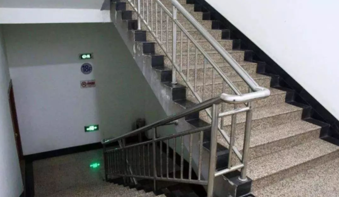 論地上與地下樓梯間之間不應(yīng)開設(shè)門