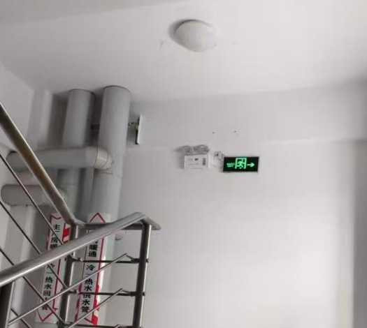 疏散指示燈與應急照明燈安裝在一起是否合法?