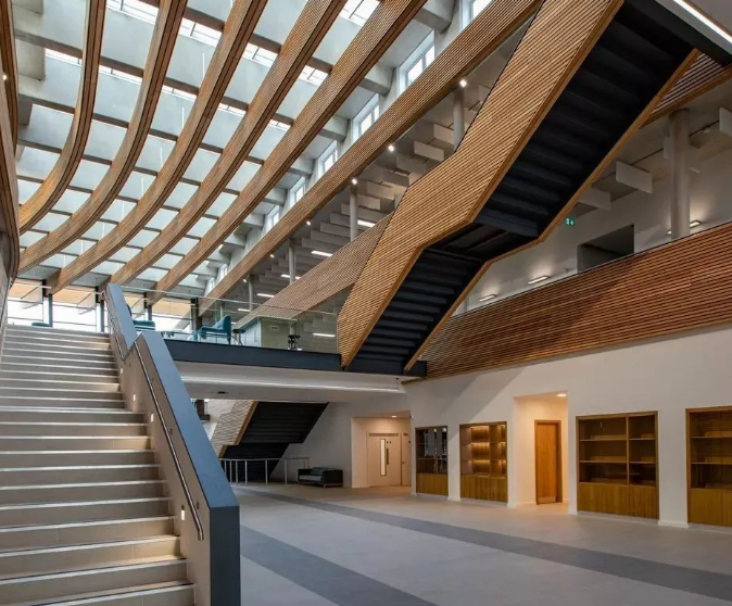 中庭防火卷簾控制問題研究:規范、技術與安全